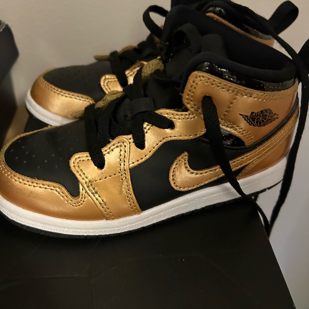 Jordan 1 metallic gold mid size 10 gently  used